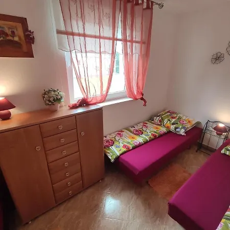 Rodinne Vlatka S Velkym Pozemkom Apartment